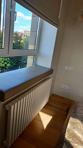 Бежевый матрас на подоконник на окно для мягкой посадки. Отзыв клиента Гливер, рейтинг 5 звезд.